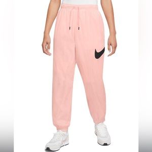Nike Sportswear Essential Easy pink pants